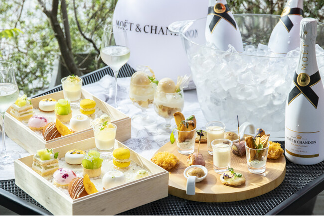 【天王洲・RIDE】氷を浮かべて楽しむ「モエ・エ・シャンドン アイス アンペリアル」で乾杯。白桃やライチで描く“夏の白”のアフタヌーンティーを週末限定で提供