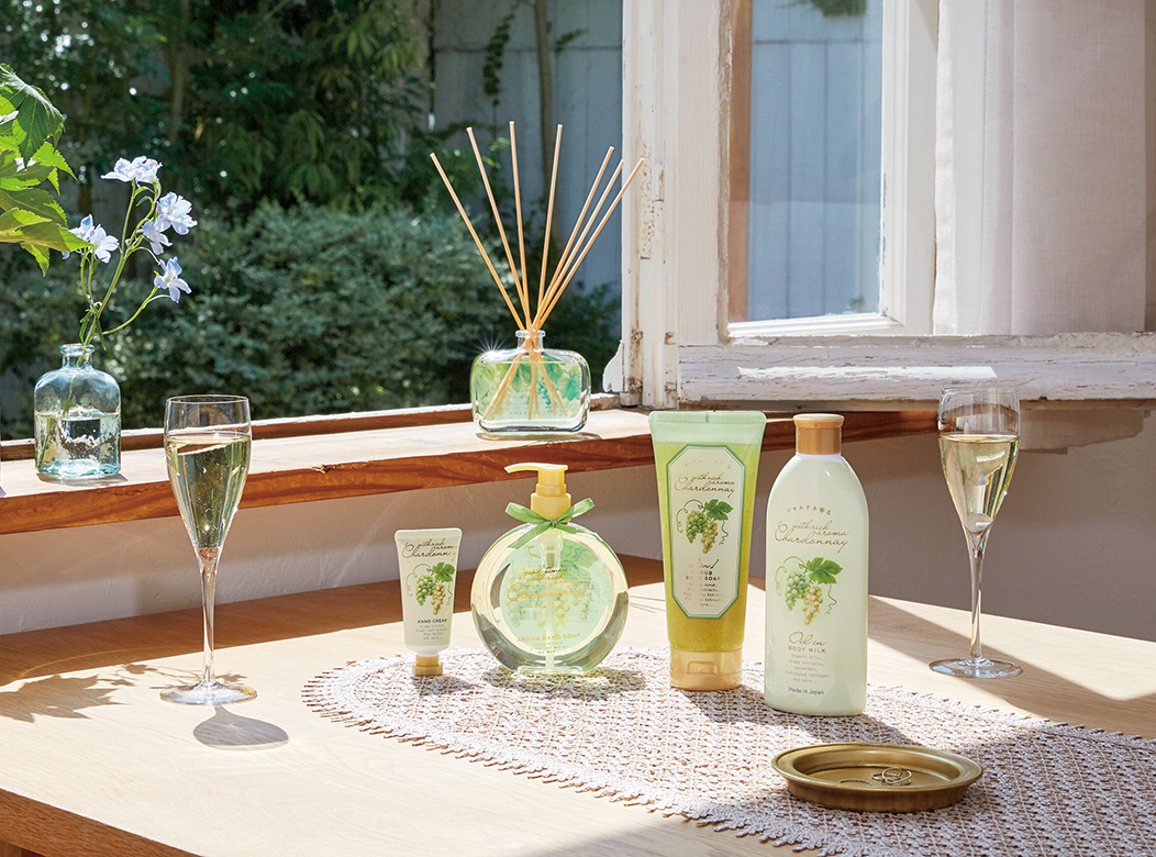 【シャルドネ】みずみずしいシャルドネアロマに包まれる、待望のボディーケアアイテムが新登場。自分使いにうれしいバスアイテムも充実！