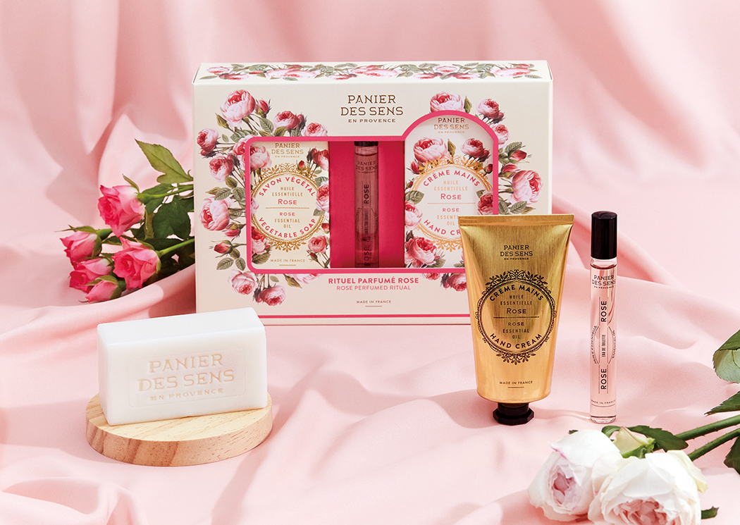 芳醇なローズ精油がふんわり香るなめらか肌に。ハンドクリーム・オードトワレ・ソープが揃った「ローズトリオセット」新発売