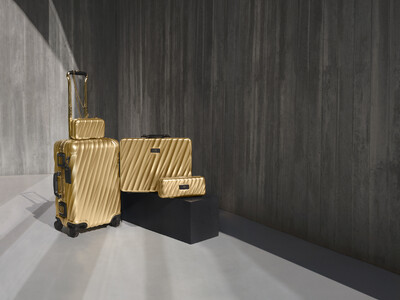 トゥミ 創業50年を記念した「50TH ANNIVERSARY GOLD」限定コレクションを発表