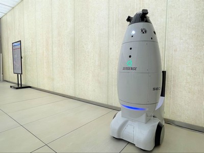 東京駅前の商業施設「ＫＩＴＴＥ」にて警備ロボット『SQ-2』の実証実験実施！