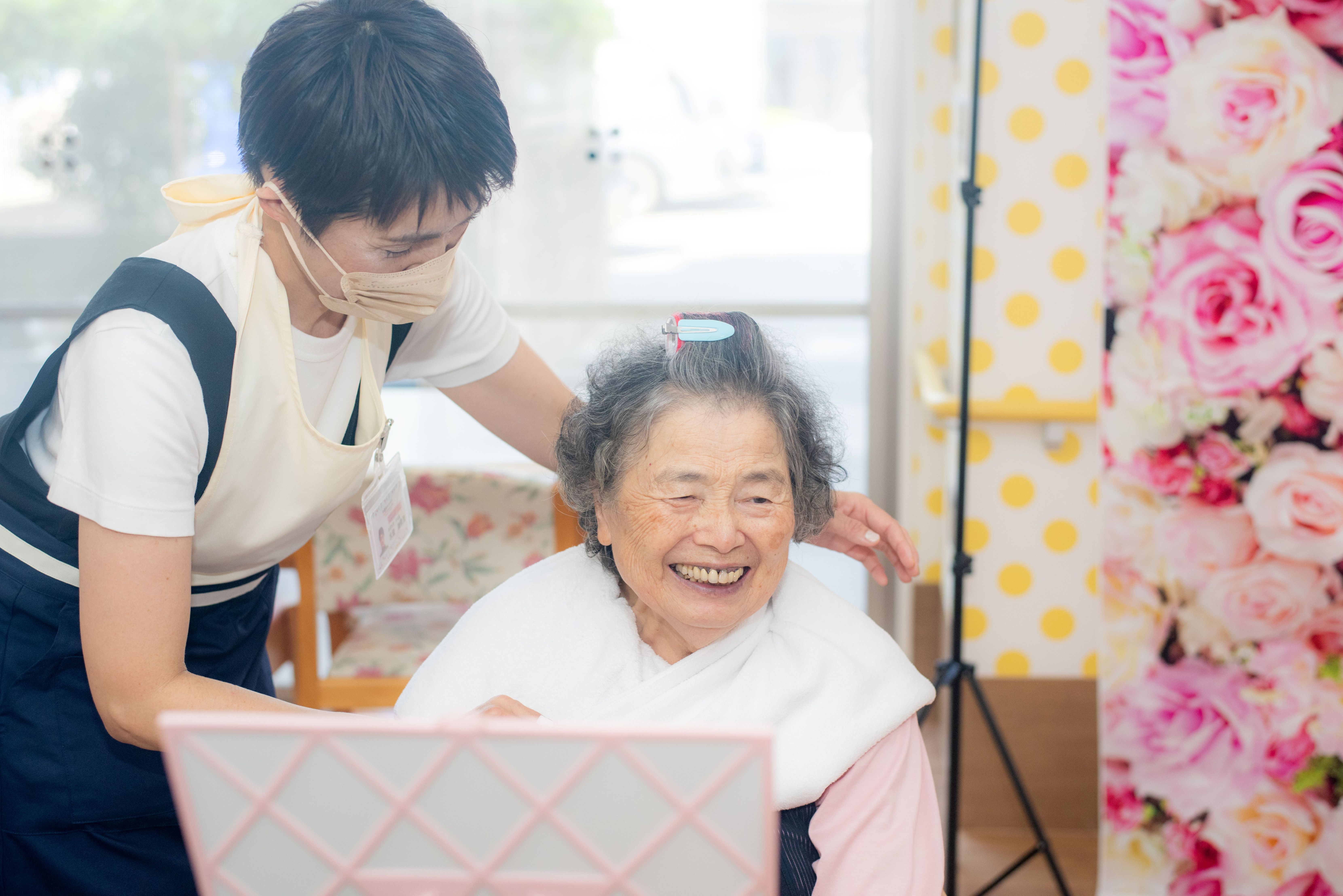 2025年問題の解決策として注目の「介護美容」 認知度はまだ12％でも、働き手は過去最大3.5倍増！