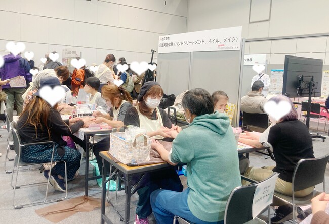 横浜市主催のフレイル予防イベントに介護美容研究所が出展　メイク後、高齢者同士で「きれい！」と会話弾む　美容で社会参加を促す