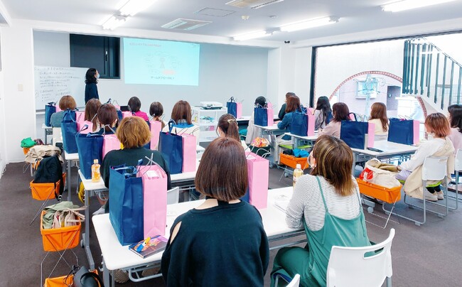 「稼ぐ」から「満たされる」へ。40-50代に広がる『貢献型リスキリング』の潮流 ～事務職・主婦から「介護美容」へ、1,200人調査で見えた価値観シフト～