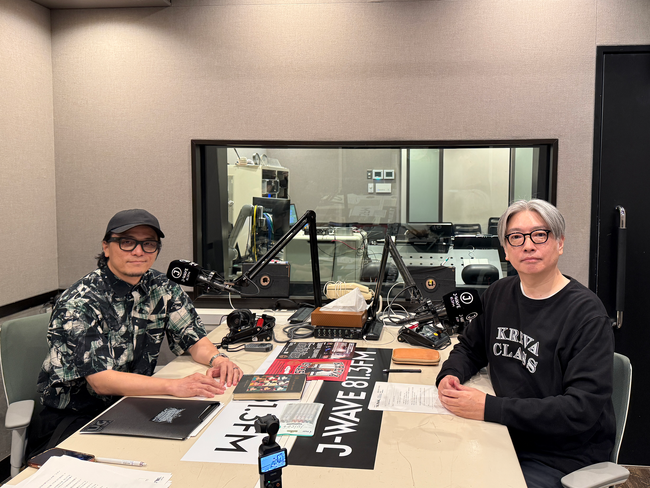 脚本・演出家の小林賢太郎×KREVA、20年来の厚い友情から生まれた舞台『KREVA CLASS』の創作秘話と、それぞれの「表現」の原点に迫る。