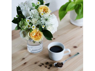 花束とコーヒーがセットになった「#StayHome」を彩る母の日ギフトが登場