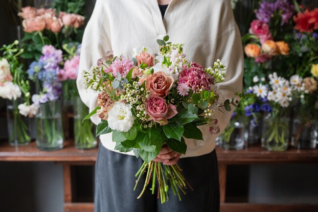 母の日は「ひと手間」が詰まったフラワーギフトを。ex. flower shop & laboratory / LIFFTの母の日限定の花束・アレンジメントを、大切なお母様へ
