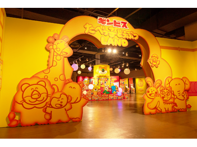 【速報】『たべっ子どうぶつLAND』初日から大盛況で大行列！新テーマ「ビスケットファクトリー」にちなんだビスケットに埋もれる夢のフォトスポットや、史上最長35cm「きりんさんのロングパフェ」に大注目！