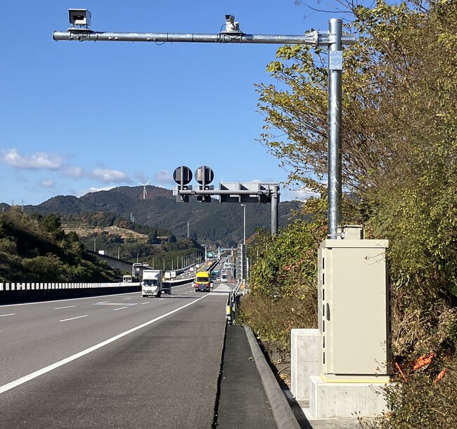 自動運転トラック実証実験向け合流支援情報提供システムを納入　　本線の車両走行情報をセンサーで加速車線の前段階から提供、安全・円滑な合流を支援