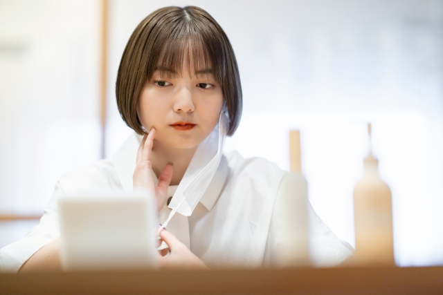 敏感肌女性のマスクで肌荒れ、普通肌女性の約３倍
