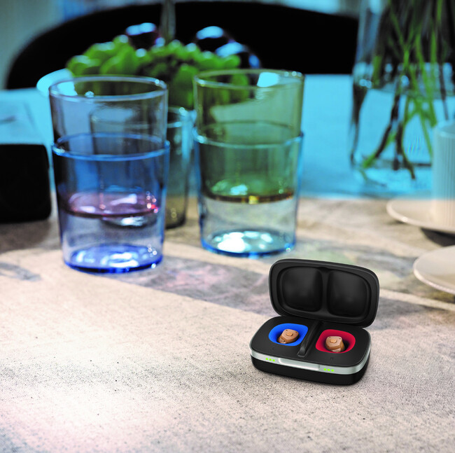 世界初、“成長し続ける”クラウド補聴器の充電式耳あな型発売