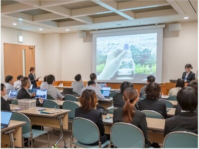 京都芸術大学と大創産業の産学連携プロジェクト第3弾。最終審査を経て、推し活、サウナ、アイデア商品など、学生が考えた案を商品化、来年度からDAISOで発売予定。