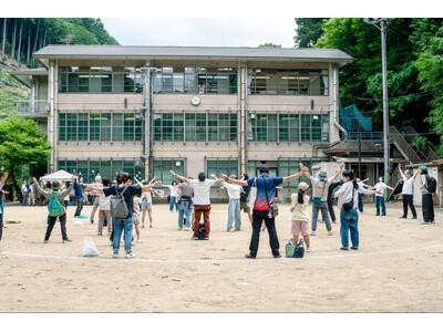 京都芸術大学の学生たちが、閉校した鞍馬小学校で、叡山電鉄・地元自治体と交流イベント「くらまる」を開催