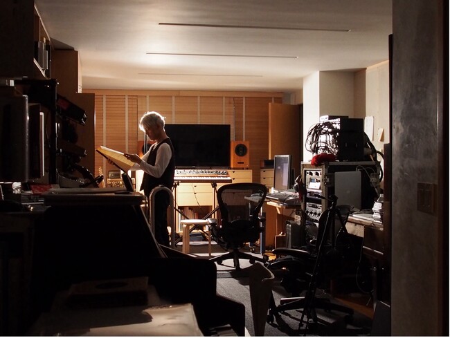 坂本龍一氏が遺した機材・楽器を、次世代の創造へ　京都芸術大学に「Sakamoto Ryuichi Lab at KUA」誕生