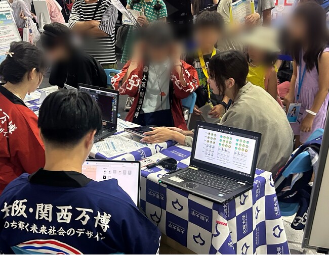 脳波解析×英語教育システム『Brain Language』に新たにAI音声チャット教材を導入。大阪万博の出展ブースで一般来場者へ初公開