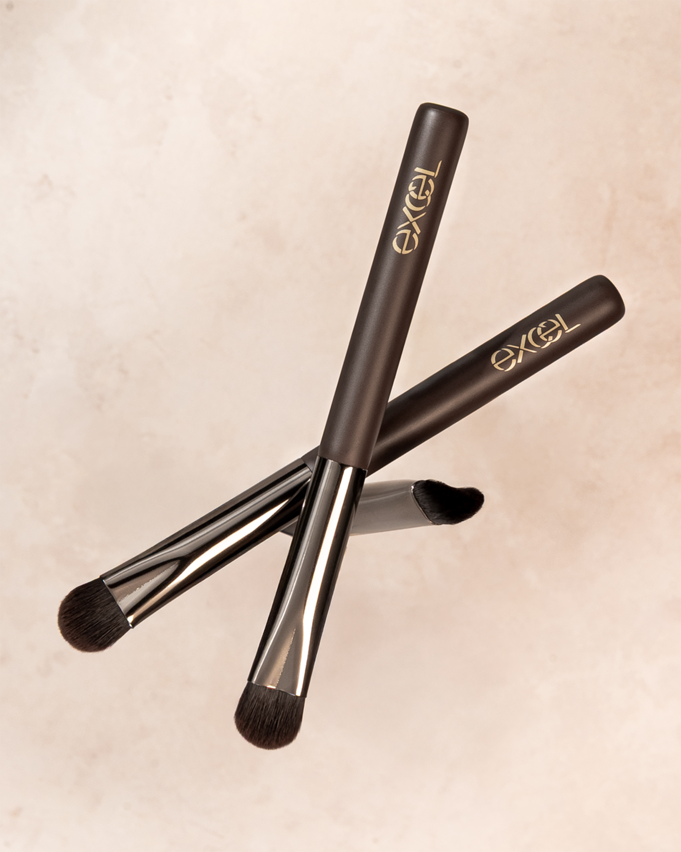 【8月19日】メイクアップブランド『エクセル』から、テクニックいらずで美しく仕上がる“ハート型”「コンシーラーブラシ」発売