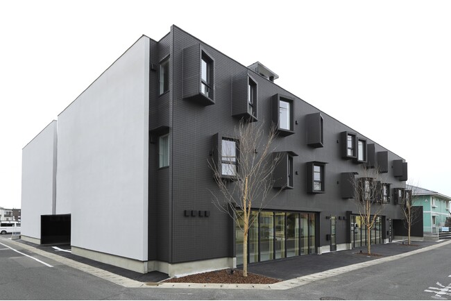 ライフデザイン・カバヤは、岡山県岡山市北区の3階建て木造デザイナーズ賃貸マンション「ETENA中仙道西」において現場管理・施工を担当しました。