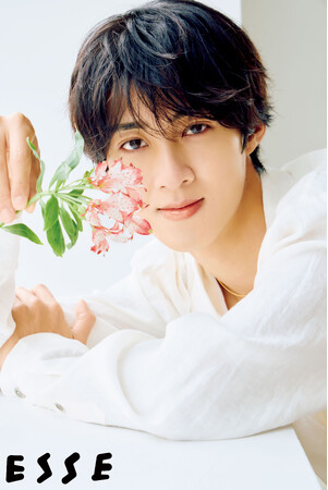 曽野舜太さん（M!LK）が『ESSE』に初登場！アイドルと学業を両立させた「時間の使い方」や等身大な暮らしぶりについてのスぺシャルインタビューも