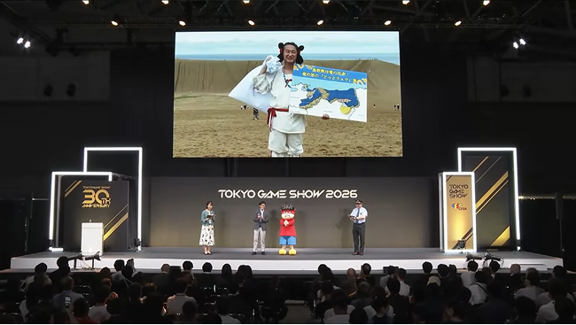 広義で鳥取に関係のある『秘密結社 鷹の爪』吉田くんが、TOKYO GAME SHOW内のステージに登場！鳥取県知事もビデオで登場、神話の衣装で「竜宮国 鳥取」の創国宣言！