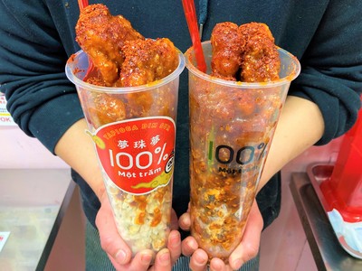 全長30センチのピリッとはじけるおいしさ!真っ赤な唐揚げとポップコーンのタワーフード!!アメ村感MAXな...
