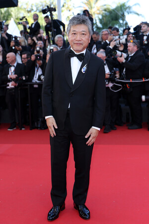 日本を代表する映画監督の是枝裕和氏がショーメのジュエリーを着用し、第79回カンヌ国際映画祭に登場。