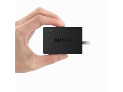 AUKEY USB-C +USB-A の急速充電器 PA-Y2が半額オフ、手のひらサイズでパワフル！！
