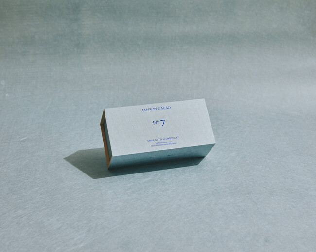 【テロワール】を楽しむ月替りの「生ガトーショコラ」。No.7は涼やかな青の和紙に包まれて。7月1日に限定登場。