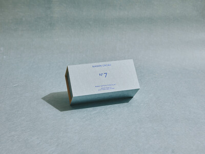 【テロワール】を楽しむ月替りの「生ガトーショコラ」。No.7は涼やかな青の和紙に包まれて。7月1日に限定登場。
