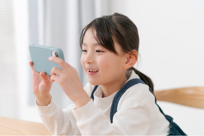 子どものスマホはいつから? デビュー学年・家庭内ルール・もめごとの実態【子どものスマホ調査<前編>】