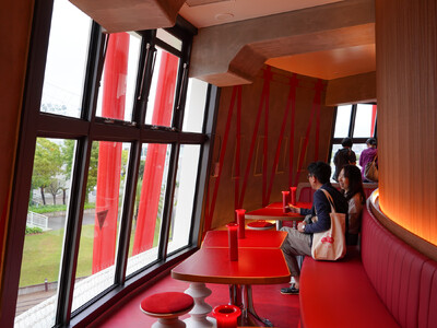 4月26日、「神戸ポートタワー」リニューアルとともにカフェ・レストラン&バー『PORT TERRACE』が誕生。“タワーの中から、タワーを眺められる” 新スポットで、洋食やスイーツなど神戸らしさを満喫