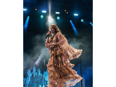 【エトロ】フローレンス・ウェルチがベルソニックでの公演にてエトロを着用