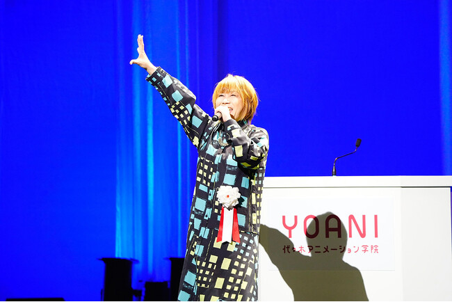 豪華ゲスト登場！⽮尾一樹“新”学院長・松本梨香学部長・≒JOYらが新入生へエール　2026年度入学式を開催