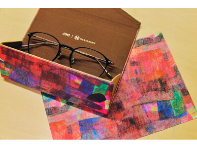 時間の積み重ねが、色彩に深みをもたらす逸品。 アーティスト・吉川真美氏の作品を起用した 「JINS｜HE...