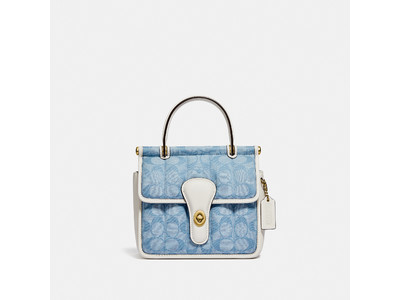 コーチから、メンズ、ウィメンズの最新作がアイコニックなシグネチャー パターンで登場