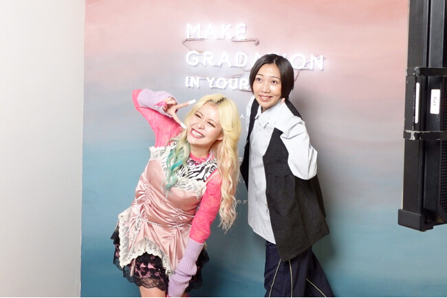 SHElikesのWebCMに、お笑いコンビ・エルフが再び登場！第二弾CMは受講生とのインタビューや体験レッスンに挑戦