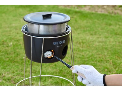 電気やガスを使わずに新聞紙で炊飯できる「魔法のかまどごはん」に防災現場の「声」から生まれた新オプション品登場。