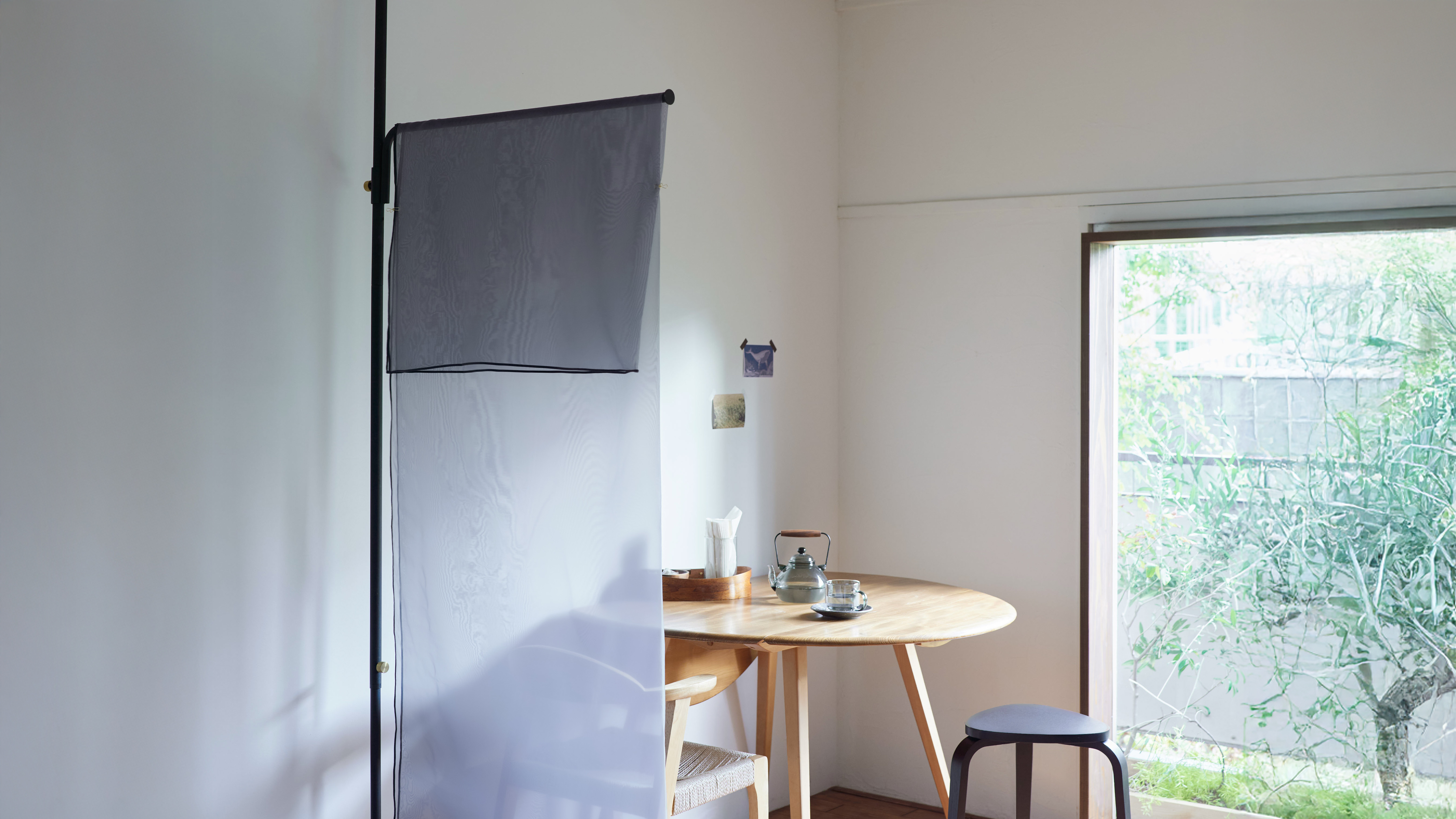 突っ張り棒を再定義した「DRAW A LINE」から空間を仕切る新アクセサリー…