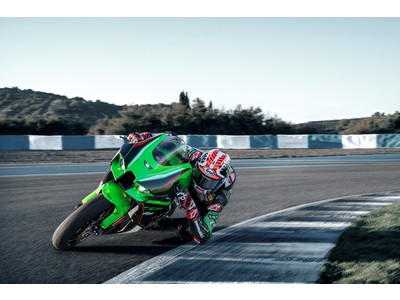 カワサキから、スーパーバイク世界選手権で6連覇を獲得した「Ninja ZX-10R/RR」が、さらなるアップデートを果たし新登場。