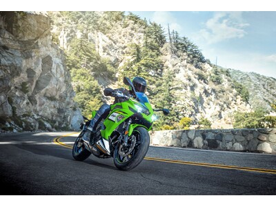 カワサキから、フルカウリングのスポーツモデル「Ninja 650」が、新たなカラー＆グラフィックで9月15日に発売