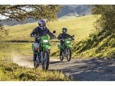 軽量でコンパクトなデュアルパーパスモデル「KLX230」、「KLX230 S」が、走行性能と快適性をよりアップさせて11月27日に新たに登場