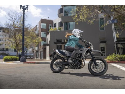 ストリートで自在に駆け抜けるパフォーマンスを持つ「KLX230SM」が、さらなるアップデートを果たして新たに登場