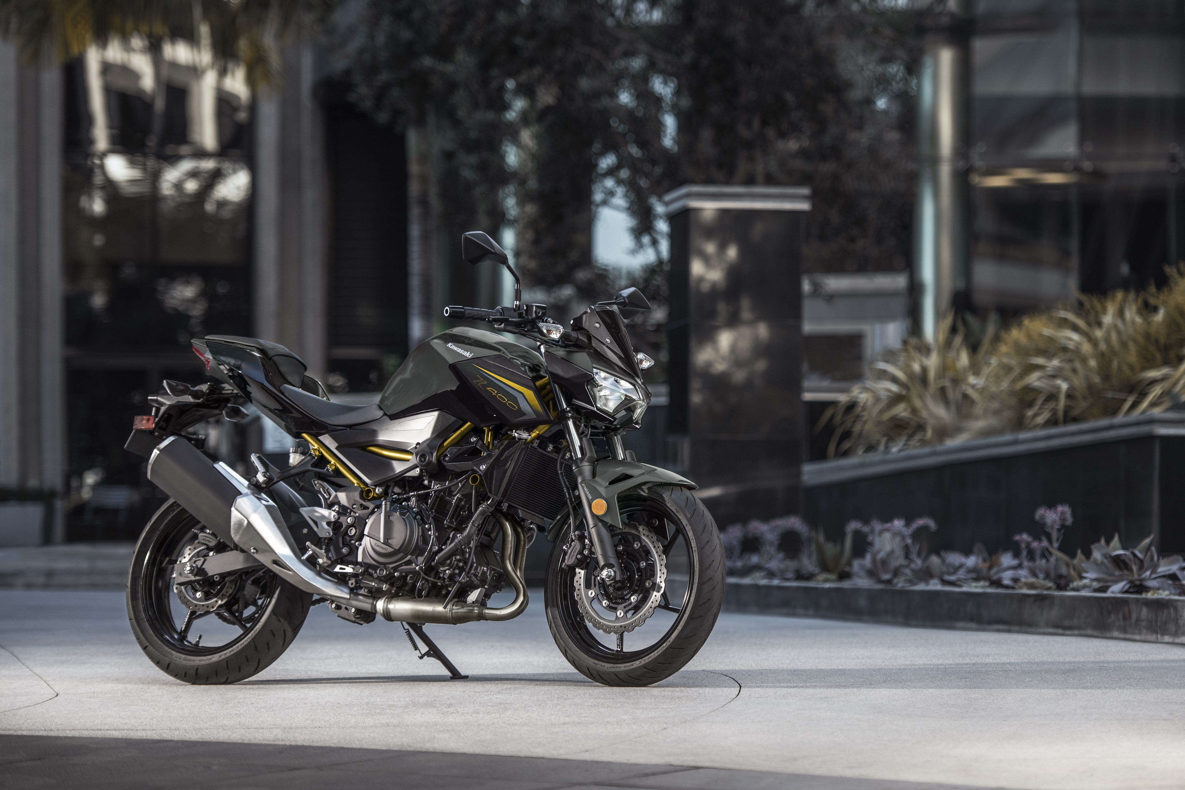 ミドルクラスの本格的スーパーネイキッドマシン「Z400」を新たなカラー＆グラフィックで登場 2025年11月1日に発売