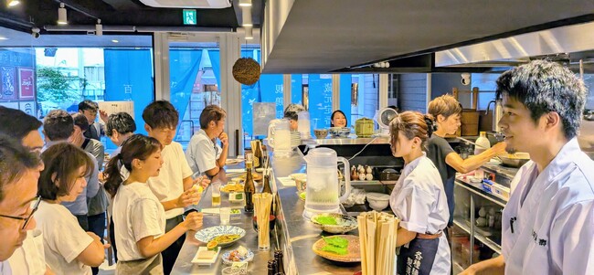 日本初※、京都の立ち呑み屋が発明したのは、温かい「おせっかい」。