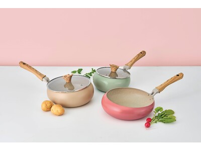飛びはねにくく振りやすいフライパン「ポテッと シリーズ」に新カラー&ガラスふた発売