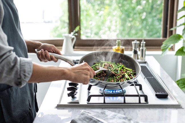 こびりつきにくさに圧倒的自信の10年保証のフライパンキッチンブランド『CORELLE（コレール）』より新サイズのウォックパンを発売