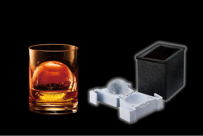 自宅にいながらバー気分を味わえる！透明度の高い丸い氷が作れる製氷器「大人の透明まる氷」から愛用者待望の1個タイプを発売