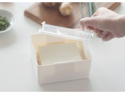 押し板の圧力で簡単に豆腐の水切りができるアイテムが新発売。
