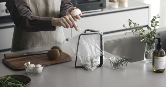 V字に開いて自立、ゴミが捨てやすい「ポリ袋ホルダー」にWEB限定色「ブラック」が新発売