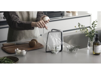V字に開いて自立、ゴミが捨てやすい「ポリ袋ホルダー」にWEB限定色「ブラック」が新発売