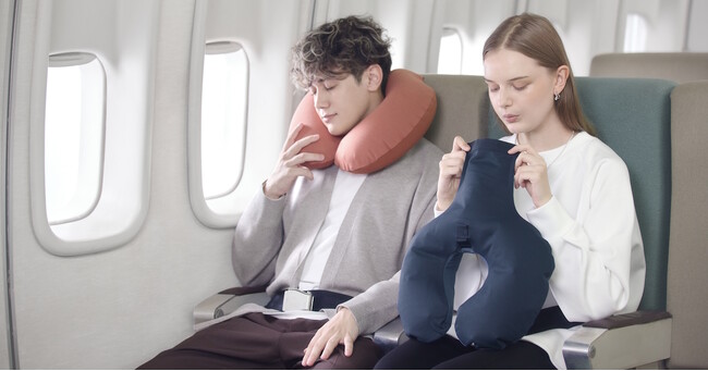 直接口をつけずに、息を吹き込むだけで膨らむ「ONE-BREATH ネックピロー」新発売